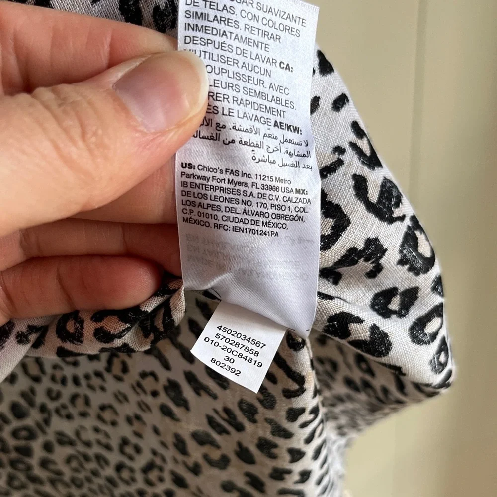 Chico's Black and White Animal Print Sleeveless Linen No Iron Blouse Sz 10 - Picture 10 of 12